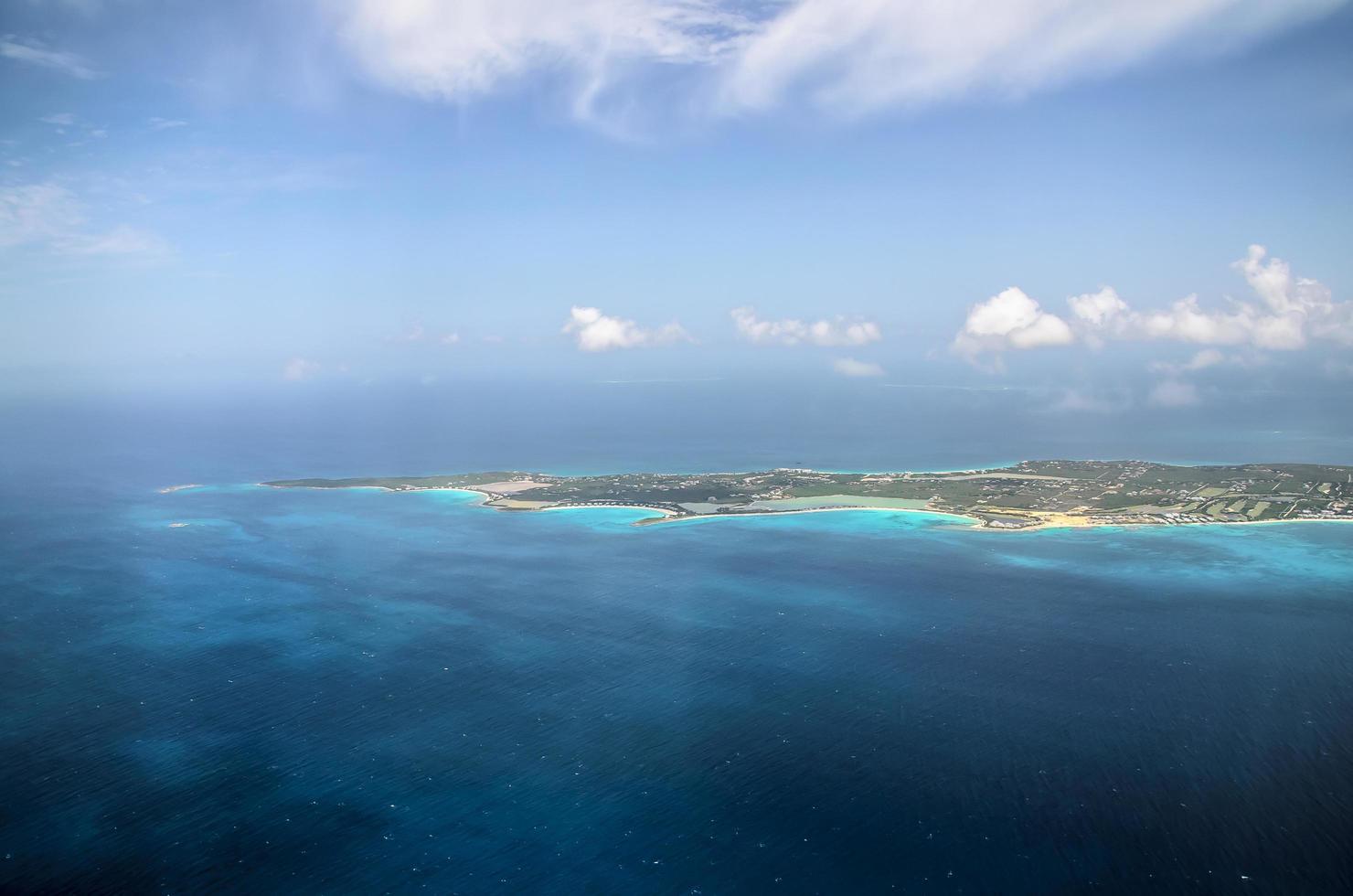 isla bajo el cielo azul foto