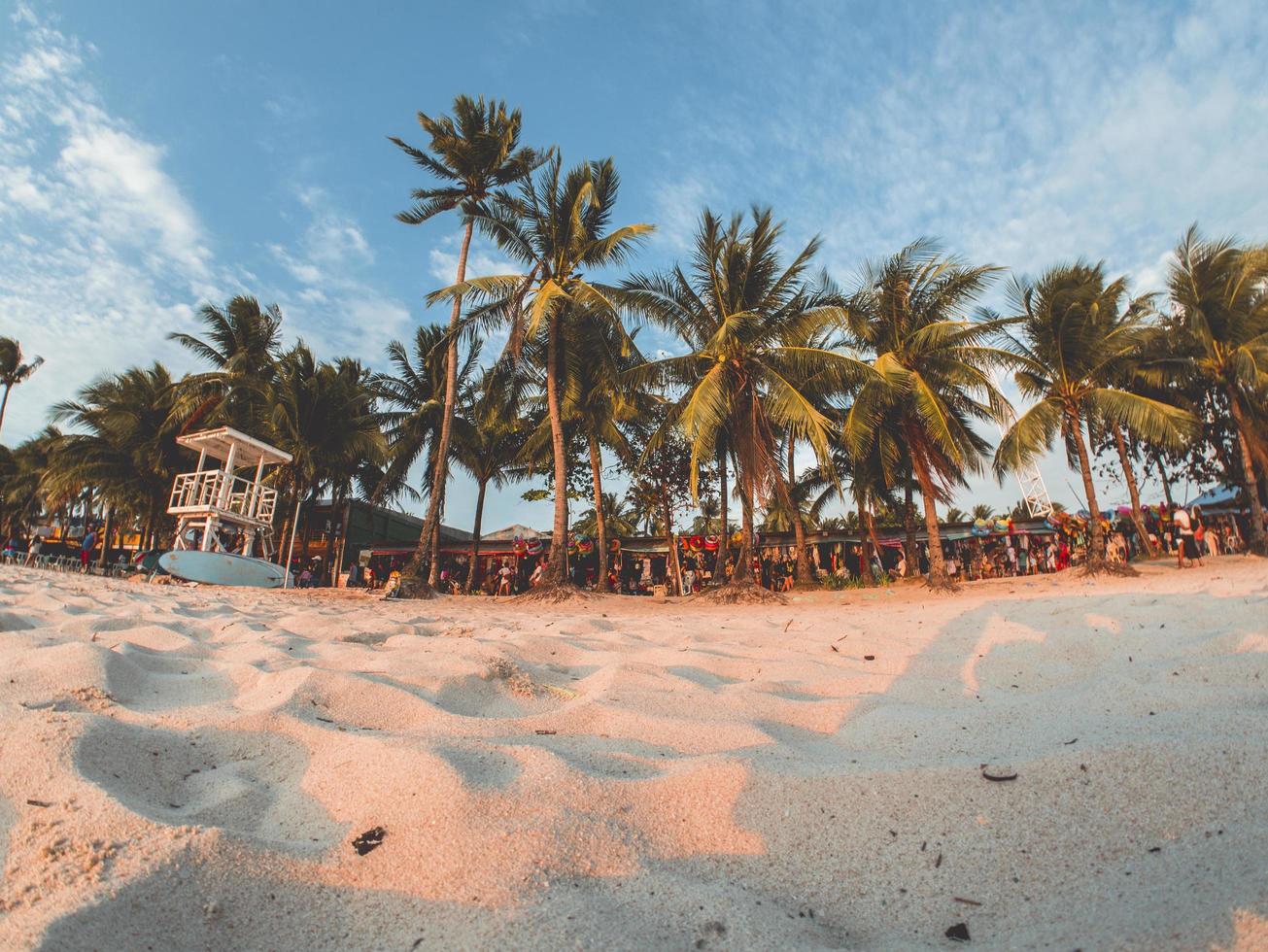 Filipinas, 2018-turistas se alinean en el distrito comercial de la playa foto