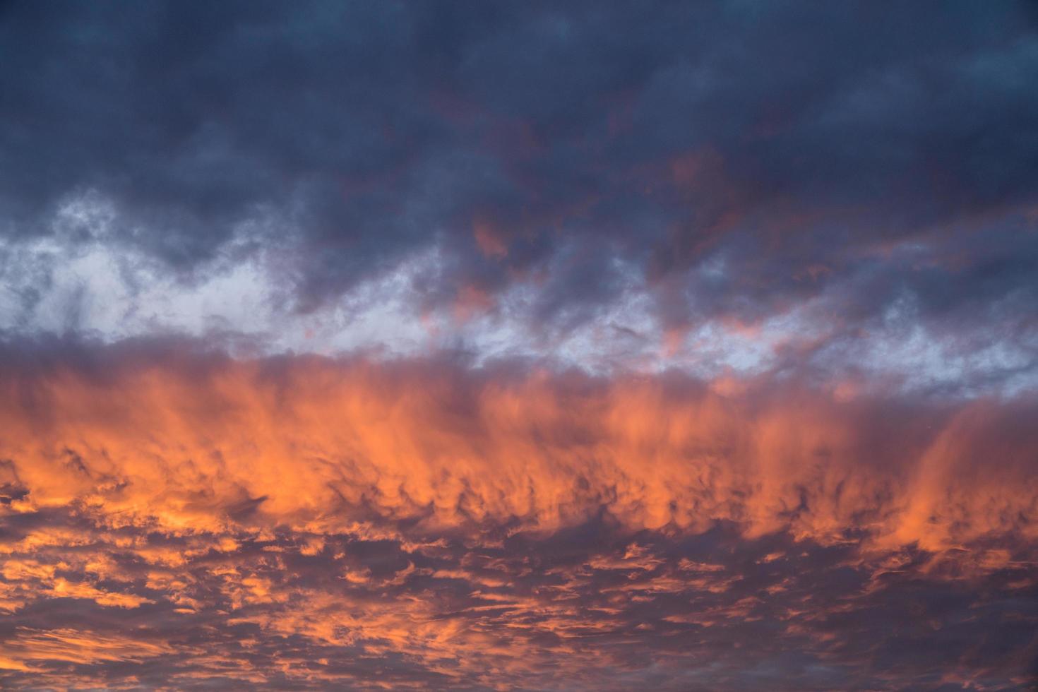 Rayas de luz solar dorada a través de las nubes. foto