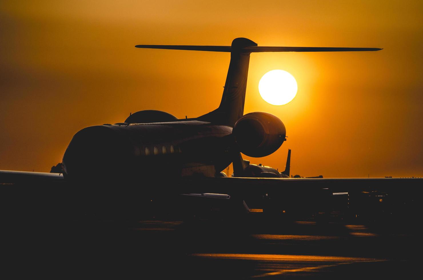 silueta de avión durante la puesta de sol foto