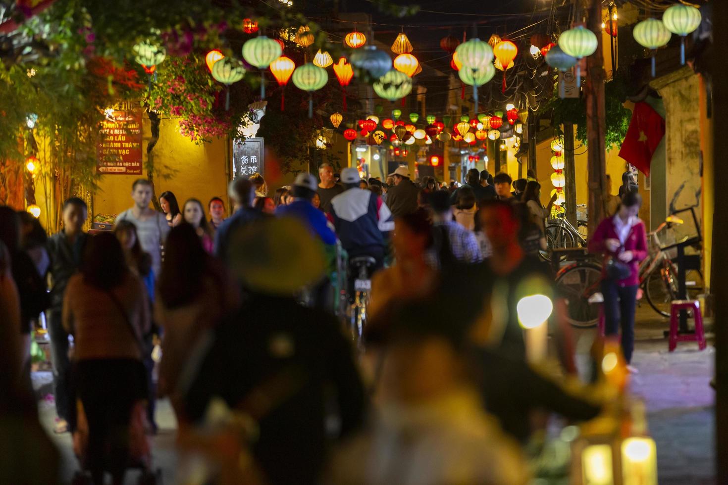 hoi an, vietnam, 2016-personas caminando por las calles de noche foto