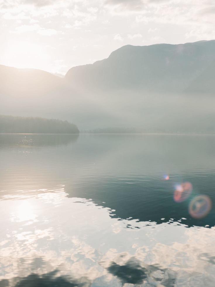 temprano en la mañana en el lago foto