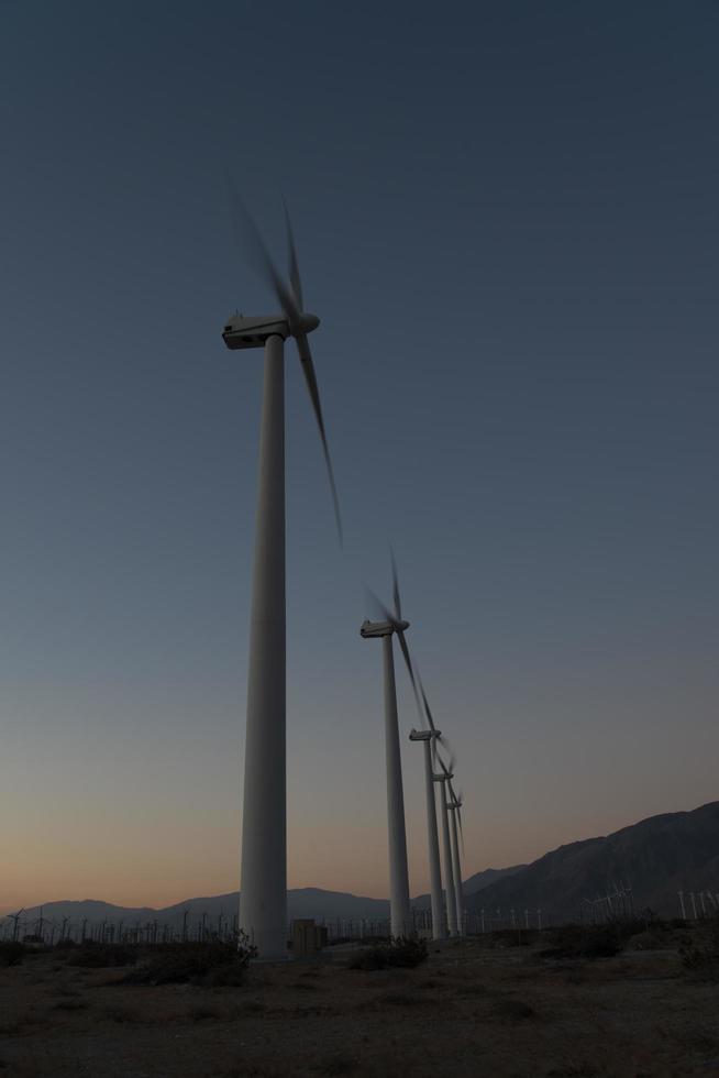 turbinas de viento al atardecer foto