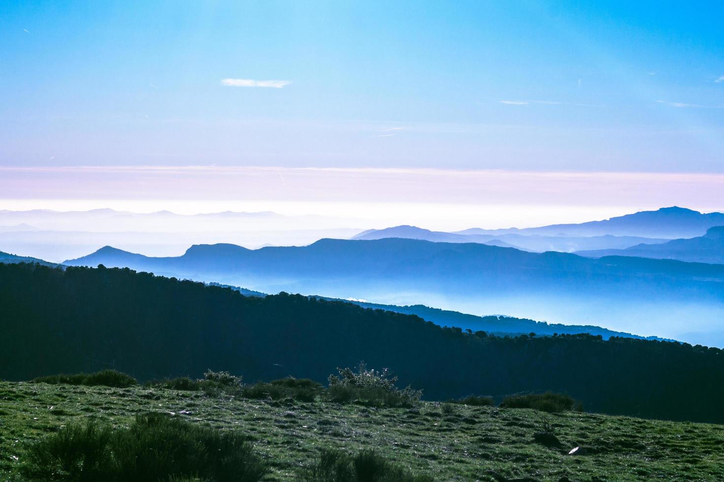 montañas y pasto verde foto