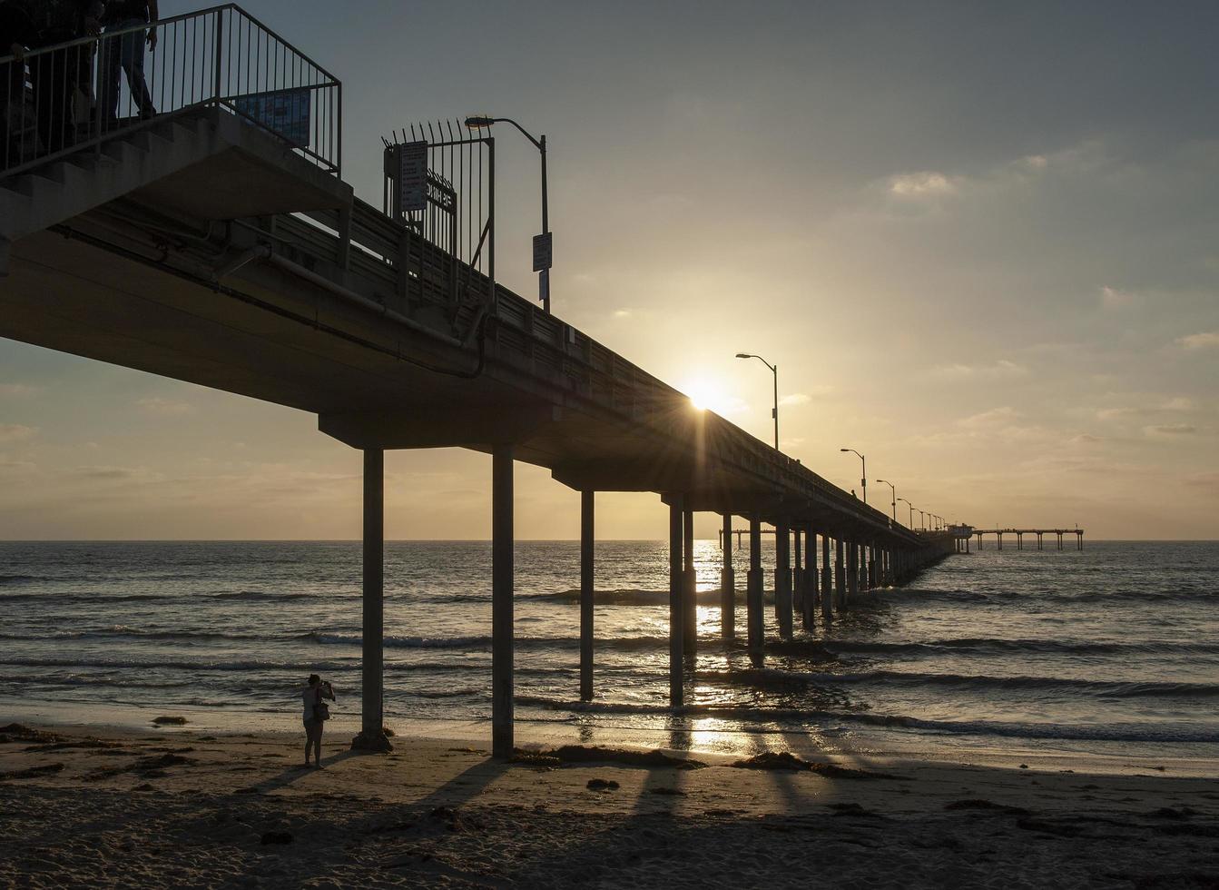 muelle de madera al atardecer foto