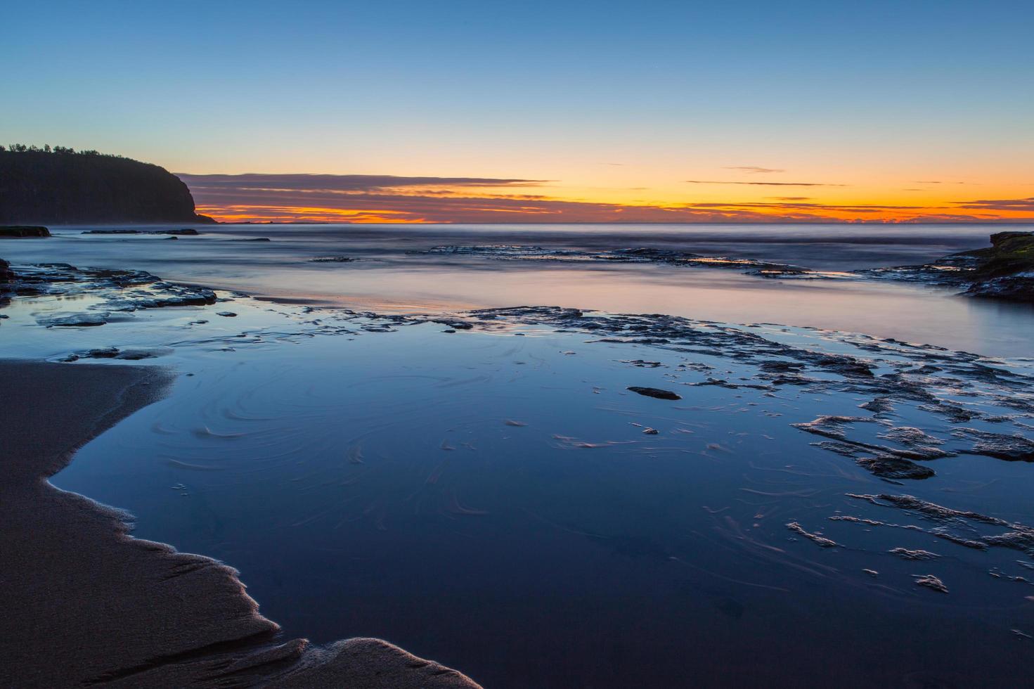 colorido atardecer en una playa foto