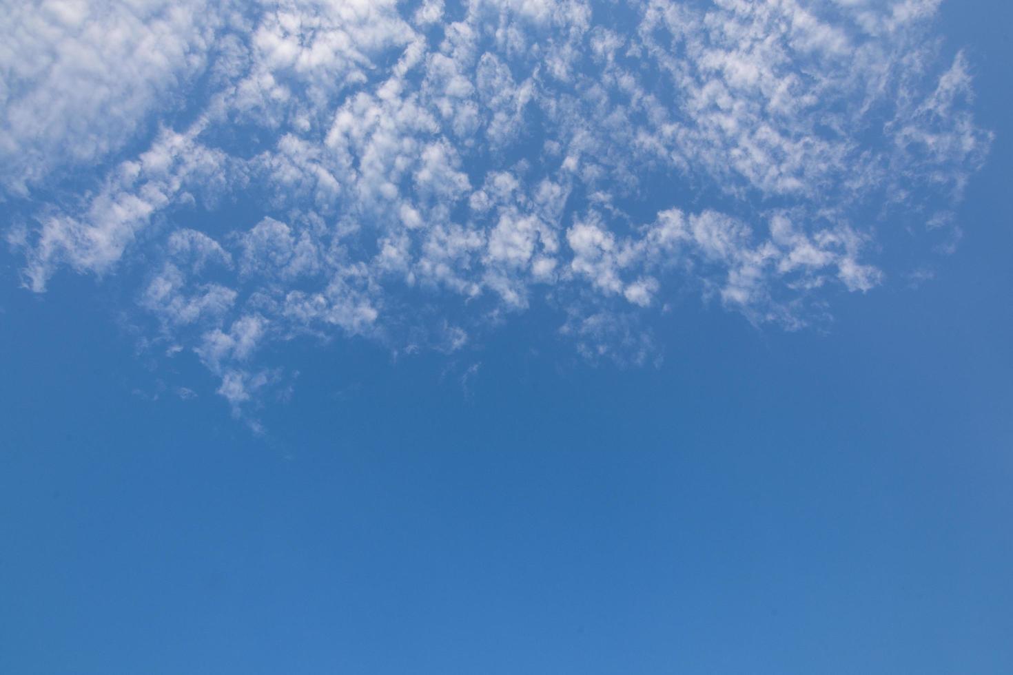 cielo azul y nubes foto