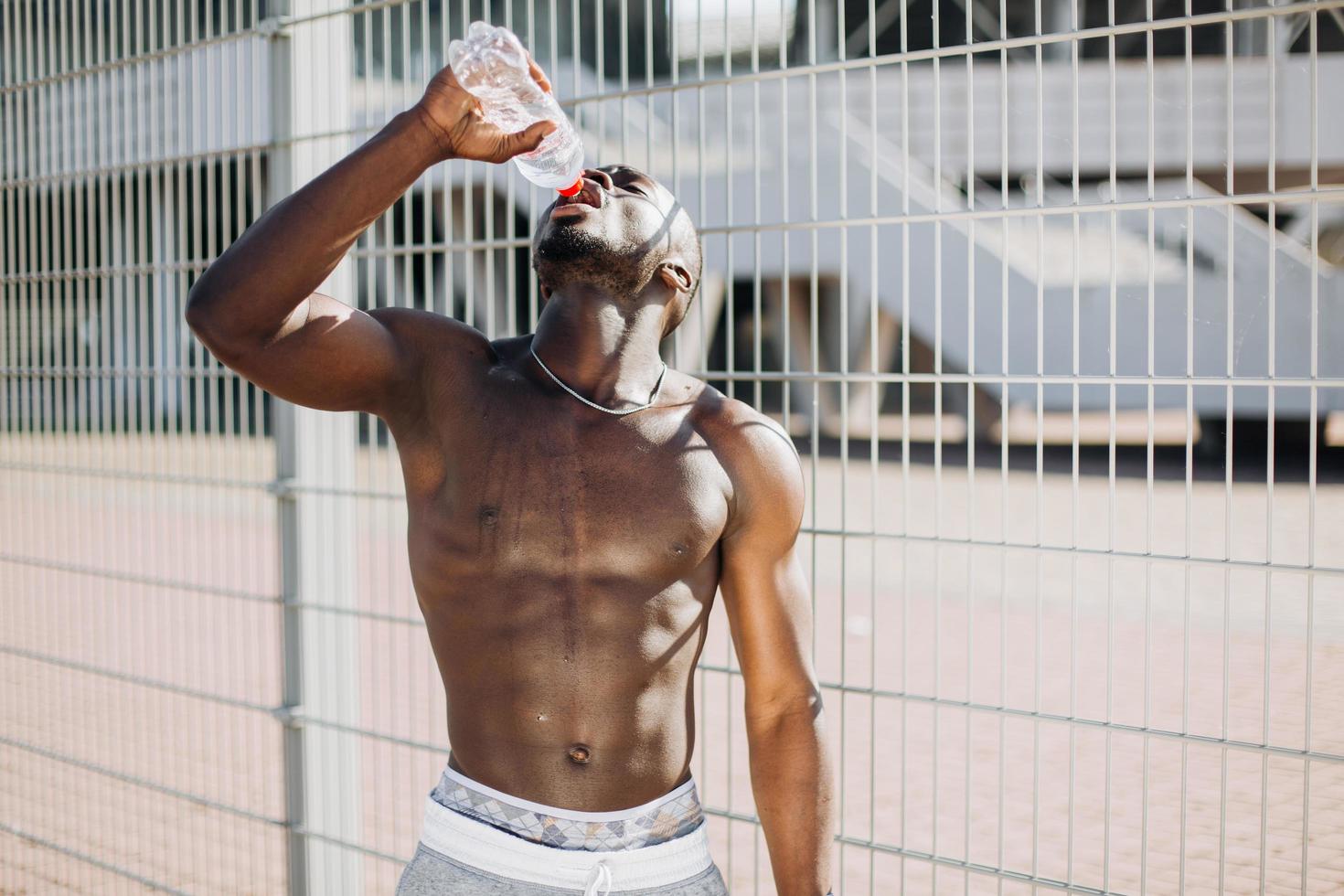 encajar hombre negro bebiendo agua foto