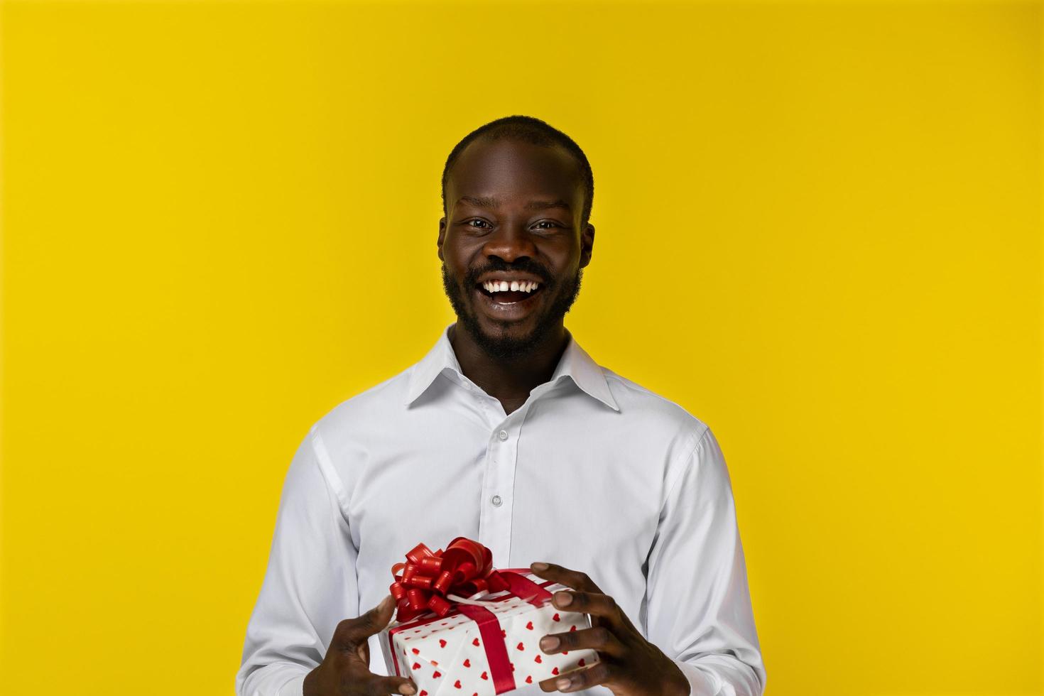 hombre emocionado sosteniendo un regalo foto