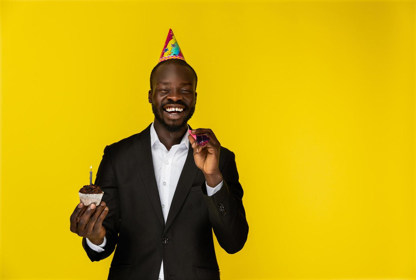 persona riendo en su cumpleaños foto