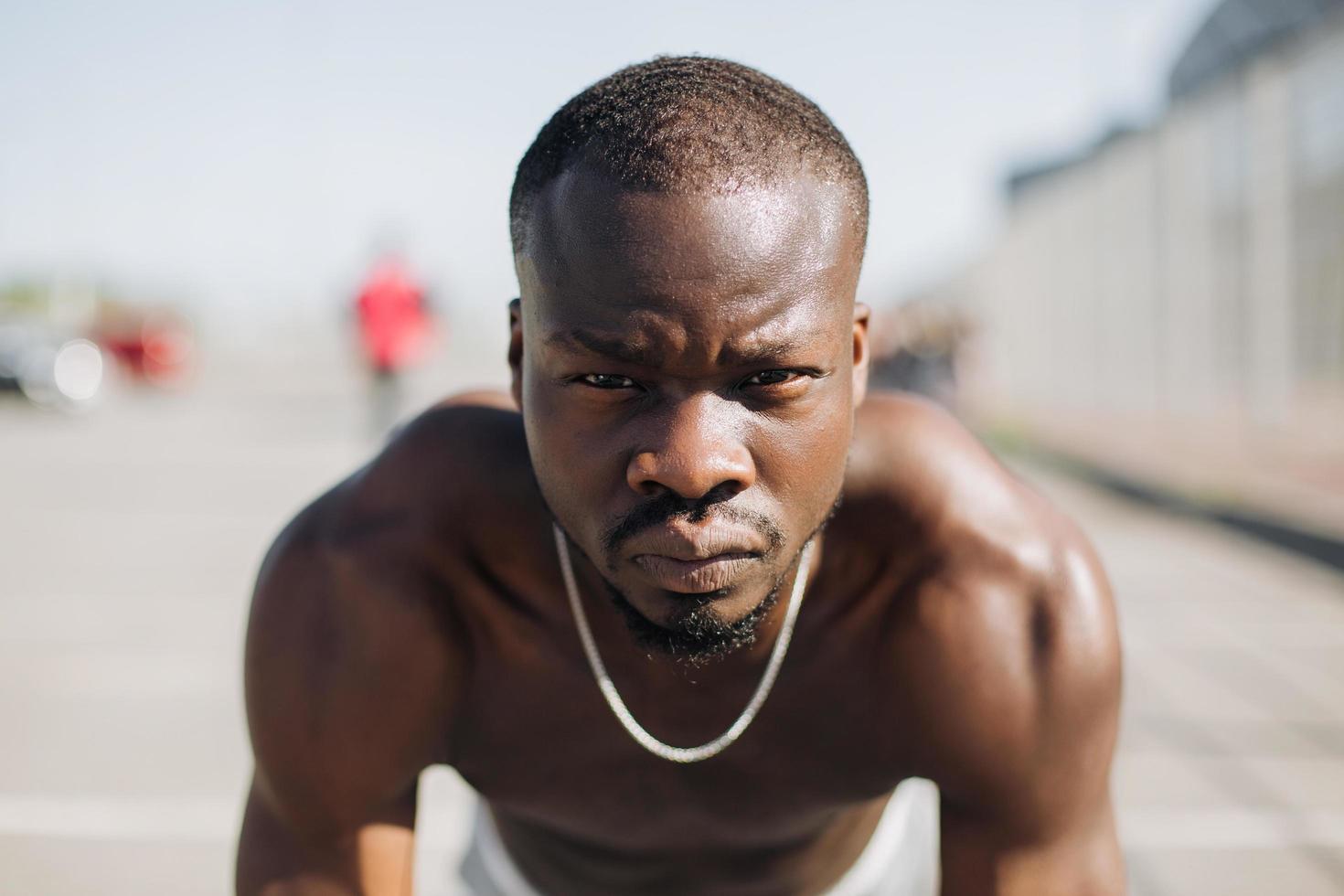 retrato, de, un, atleta, hacer, flexiones foto