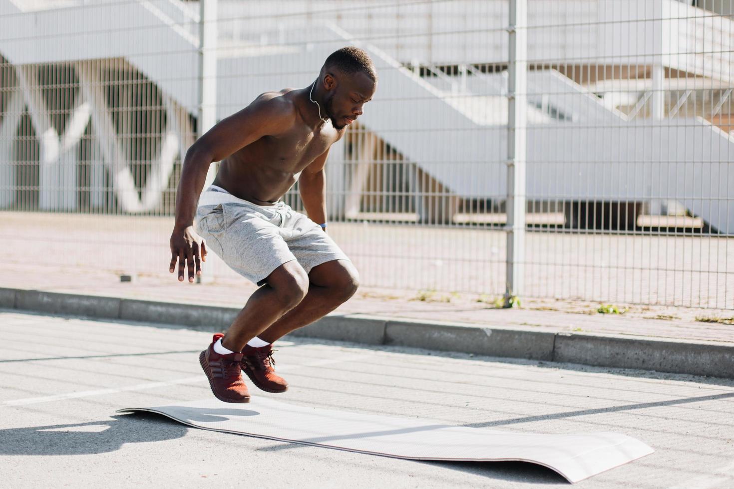 el hombre hace burpees foto