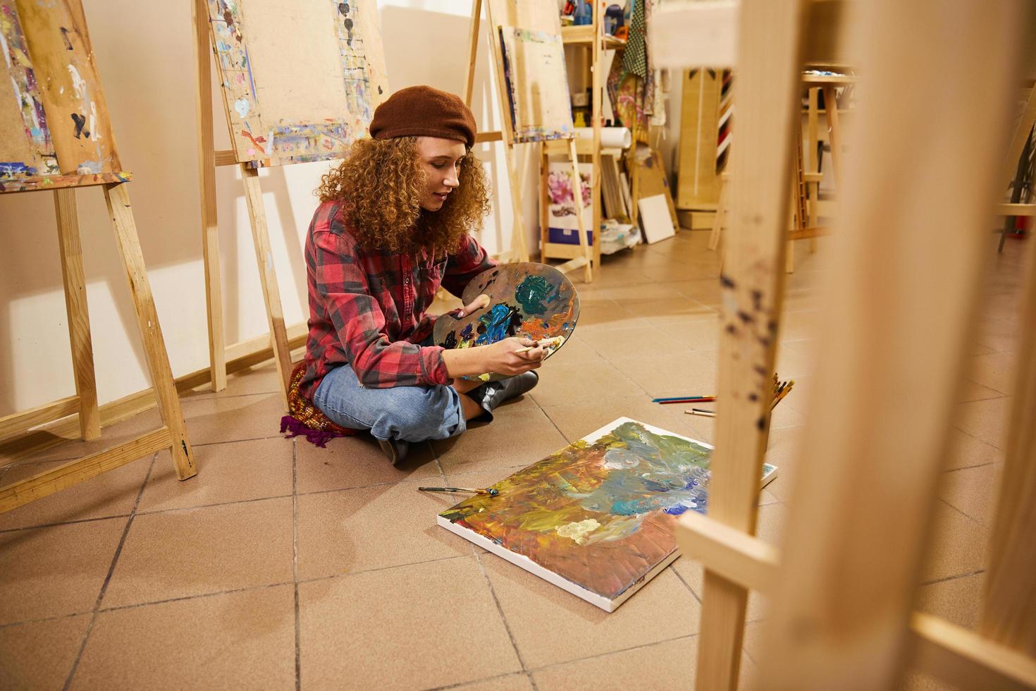 artista pintando en el estudio foto