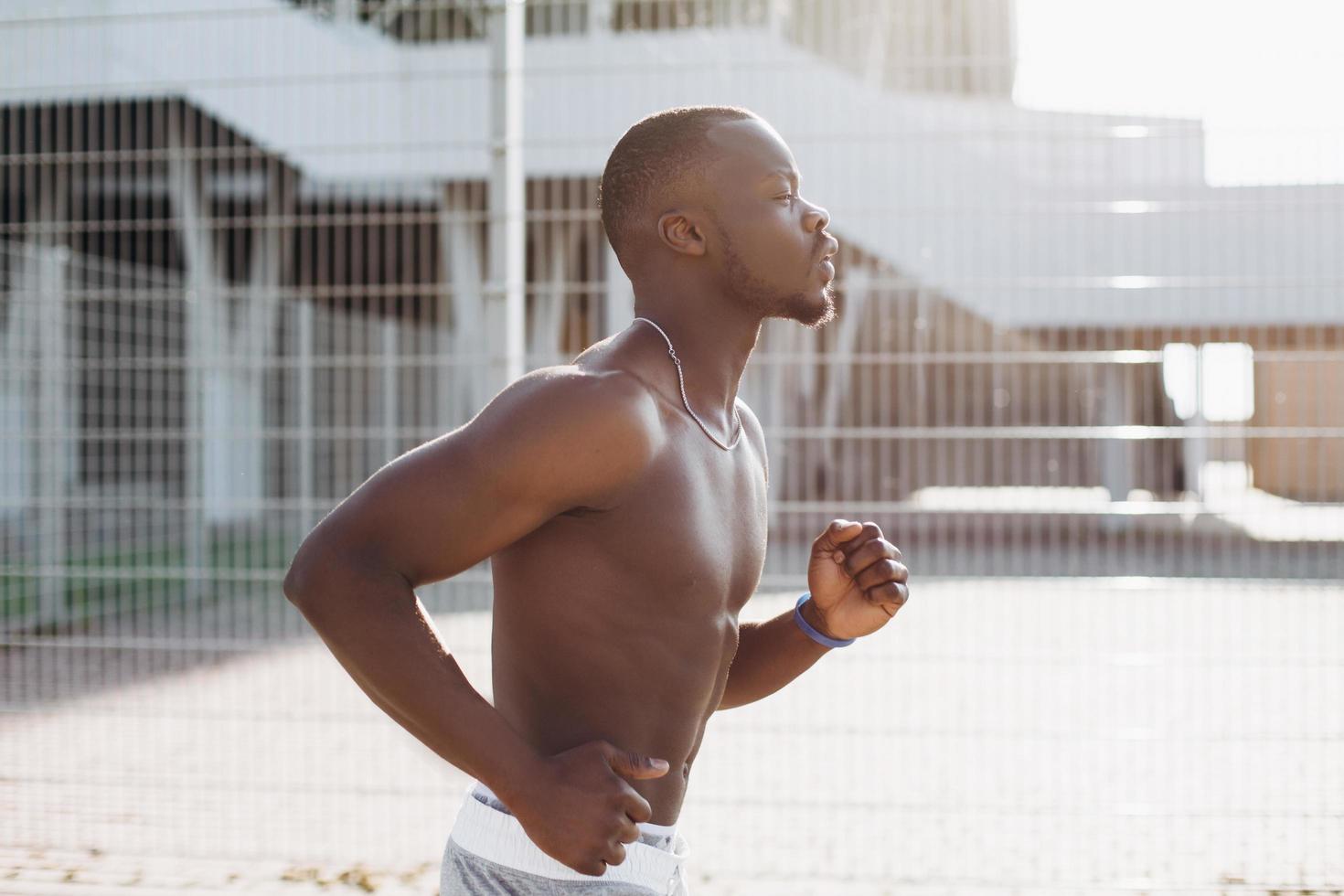 hombre afroamericano corre por la calle foto