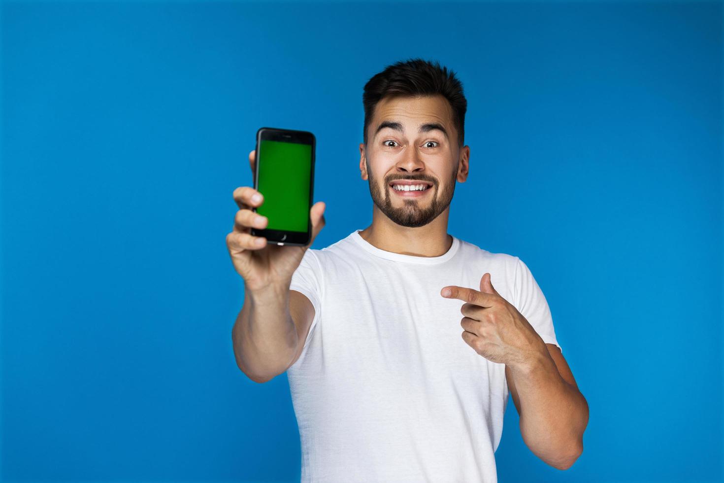 hombre apuntando al telefono foto