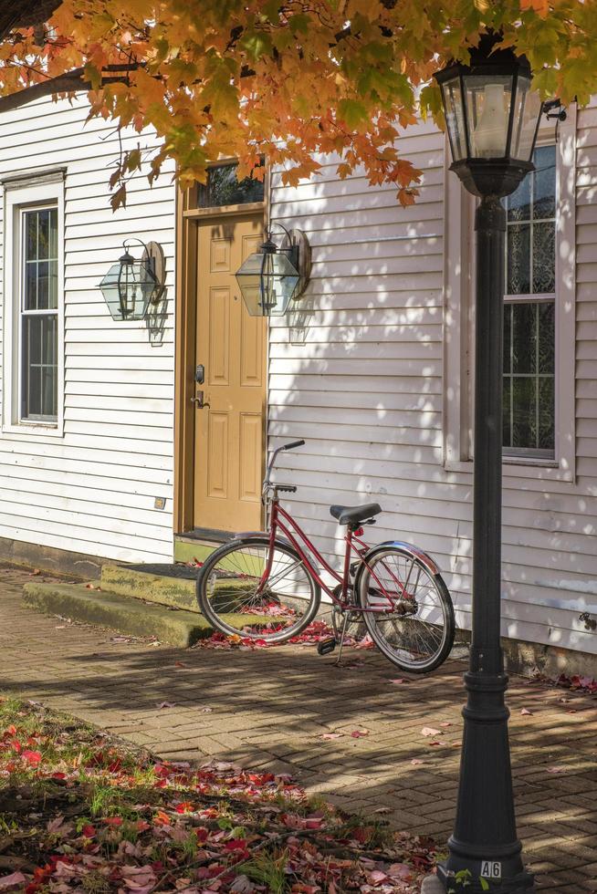 bicicleta roja al lado de la casa foto