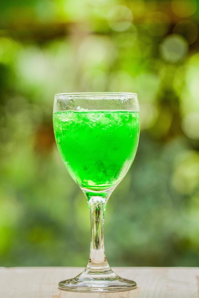 vaso de jugo verde foto