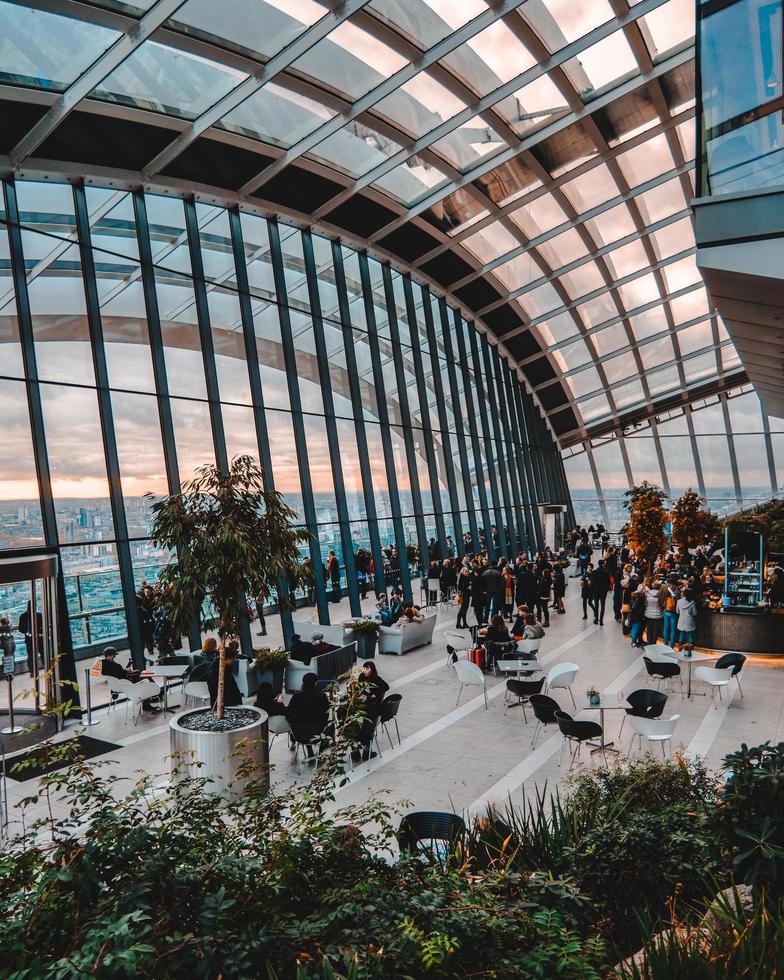 Personas no identificadas en el Skygarden en Londres, Reino Unido foto