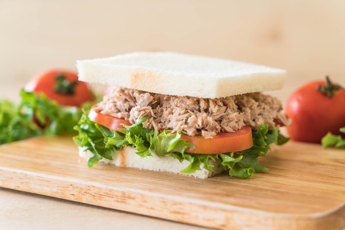 sándwich de atún en tabla de cortar foto