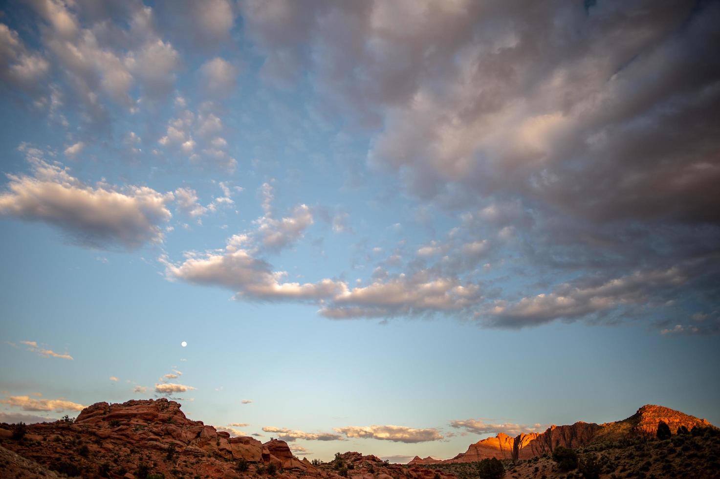 puesta de sol en un desierto de arizona foto