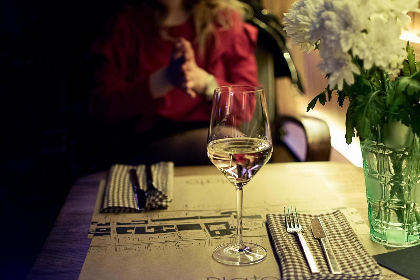 Copa de vino blanco en una mesa de restaurante foto