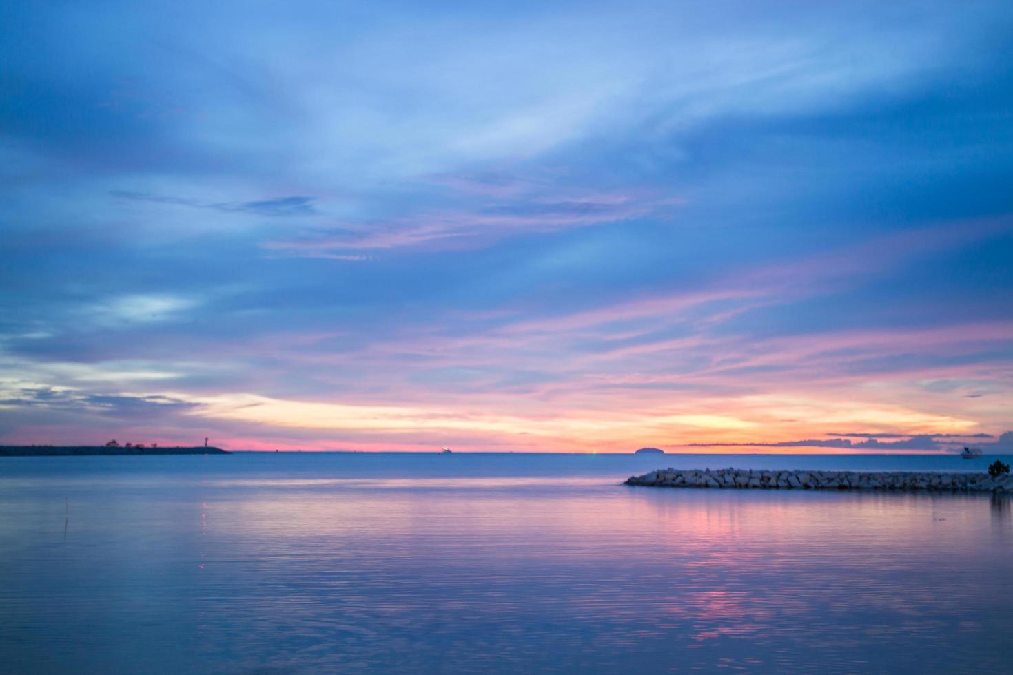 hermosa puesta de sol en la orilla del mar foto