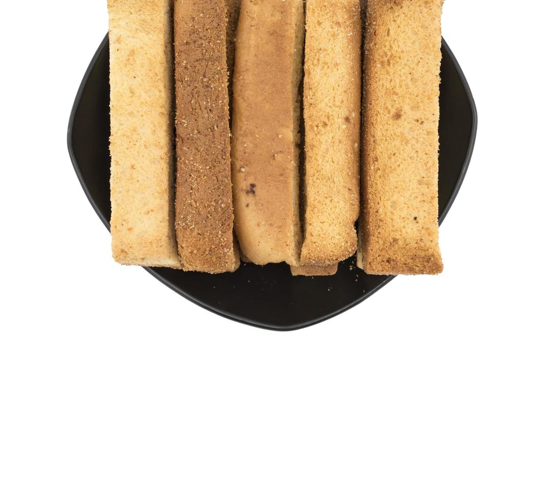 Palitos de pan tostado en una placa negra foto