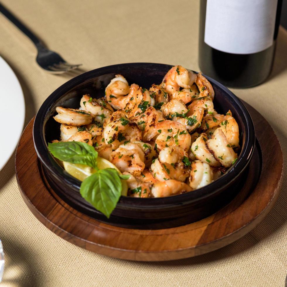 Grilled shrimp in a black bowl photo