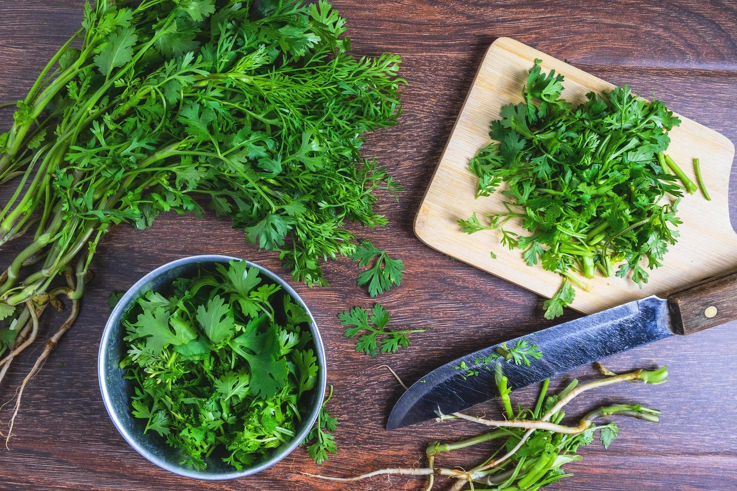 cilantro picado en la cocina foto