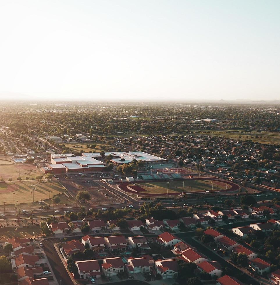 vista aérea del paisaje urbano bajo el cielo blanco foto