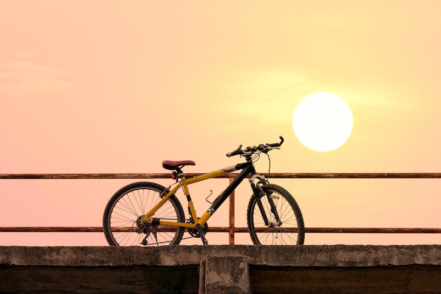 hermosa bicicleta de montaña en el puente de hormigón foto