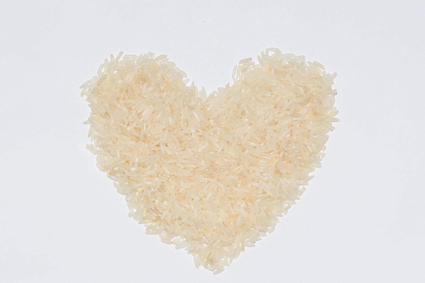 corazón de arroz sobre fondo blanco foto