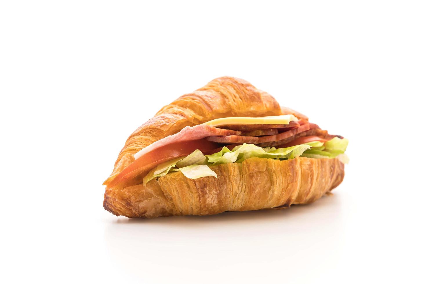 Sándwich de croissant de jamón sobre fondo blanco. foto