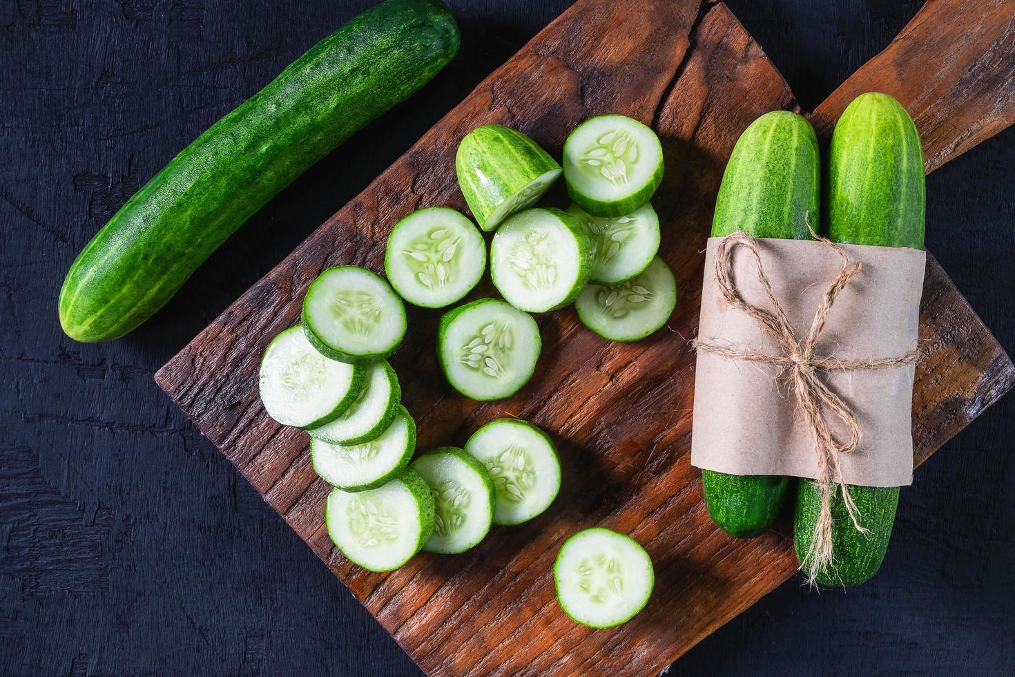 Pepino fresco sobre una tabla de cortar de madera foto