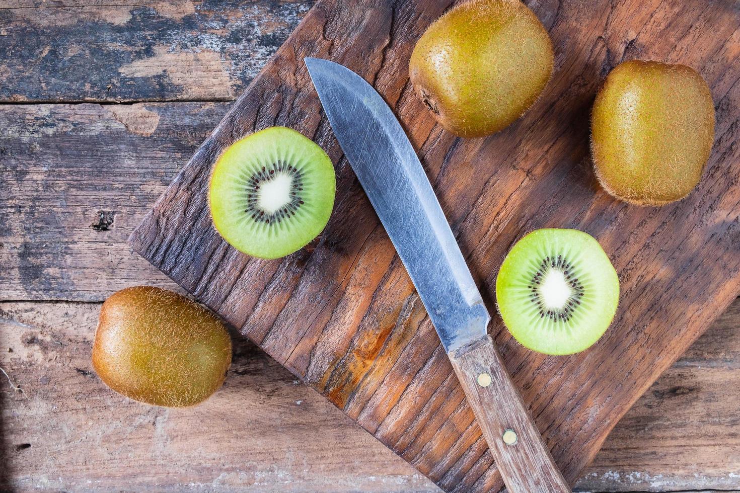 kiwi fresco cortado por la mitad. foto