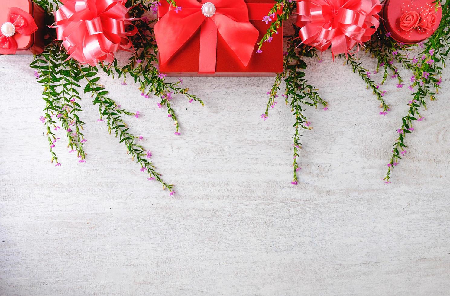 fondo de navidad y caja de regalo roja con árbol de navidad foto