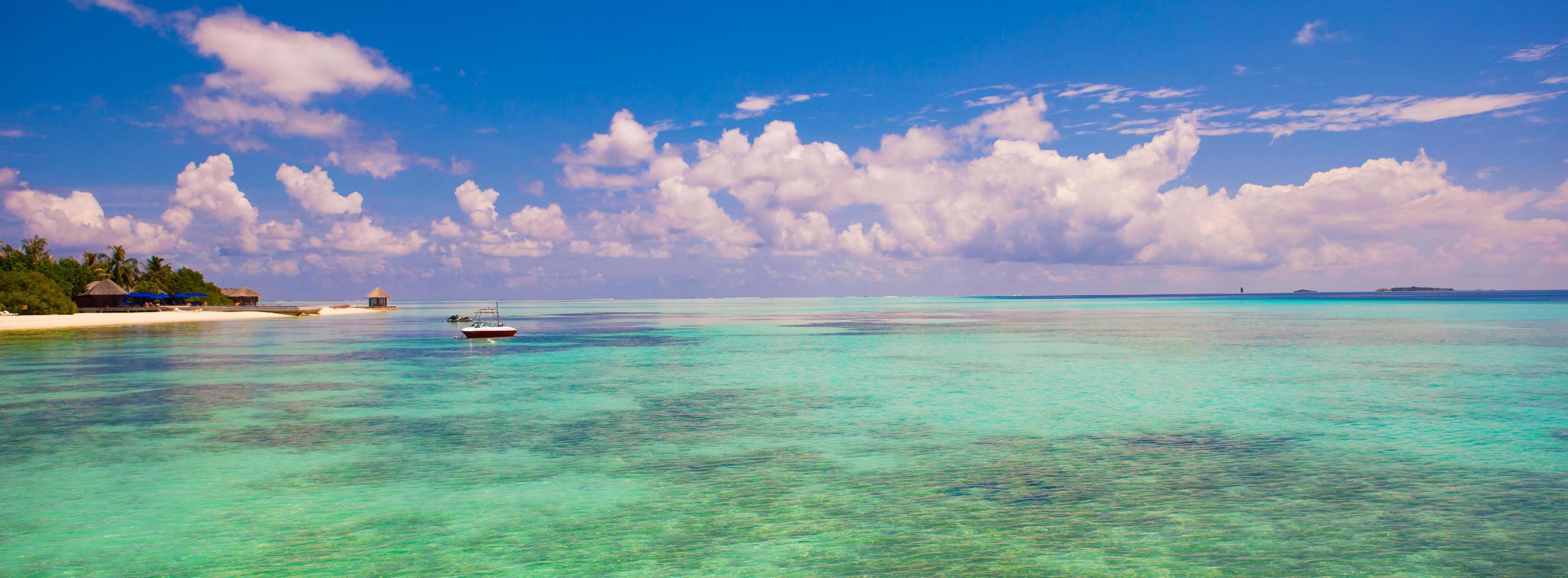 Maldivas, Asia del Sur, 2020 - Barco en el agua cerca de un resort tropical foto