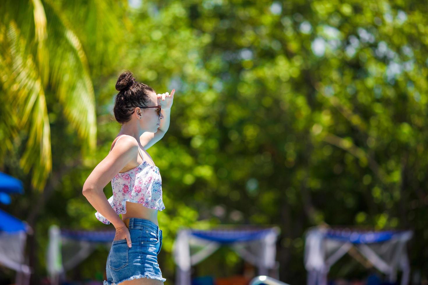 mujer de pie afuera en un resort foto