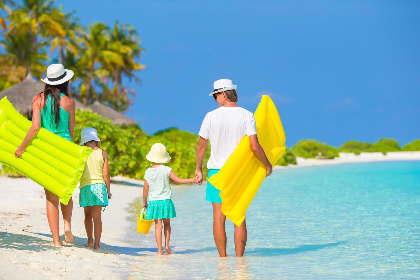 familia en una playa tropical foto