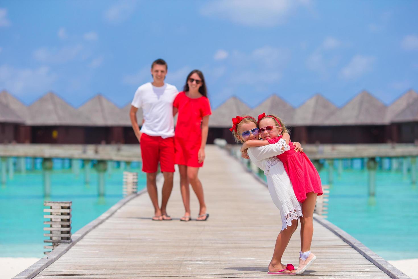 maldivas, asia del sur, 2020 - padres e hijos posando para la cámara en un resort foto