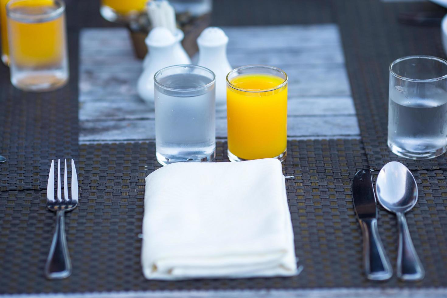 Ajuste de la mesa con jugo de naranja y agua. foto