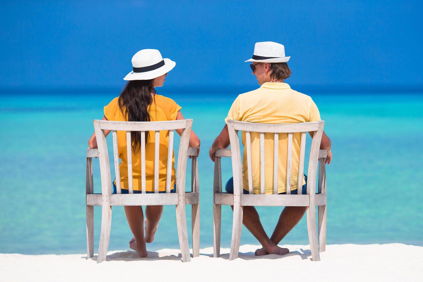 pareja sentada en la playa foto