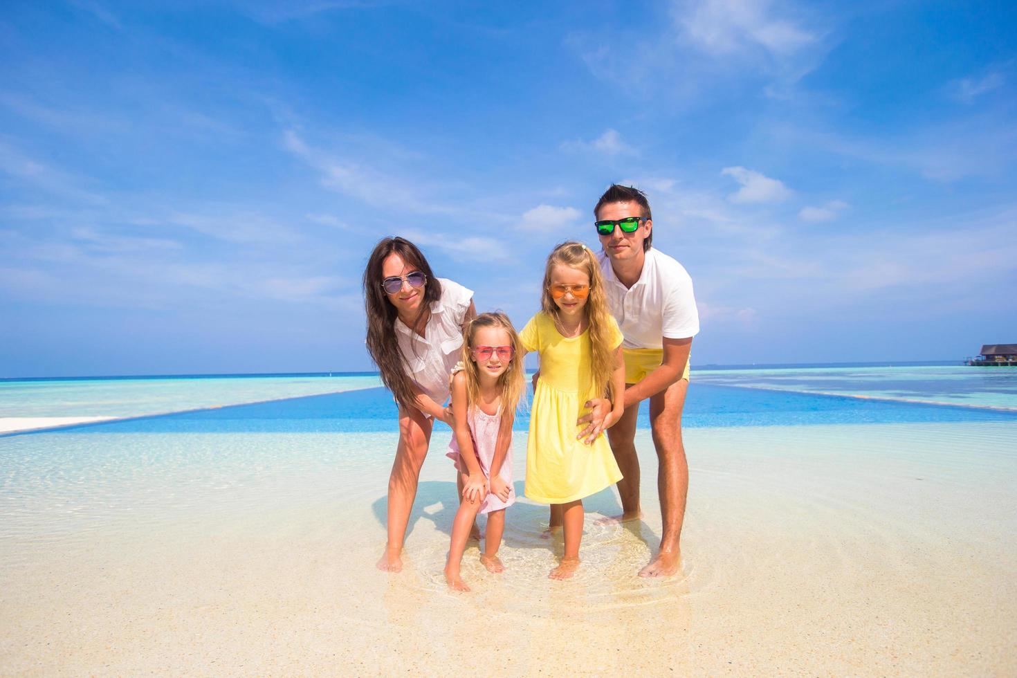 familia en unas vacaciones tropicales foto