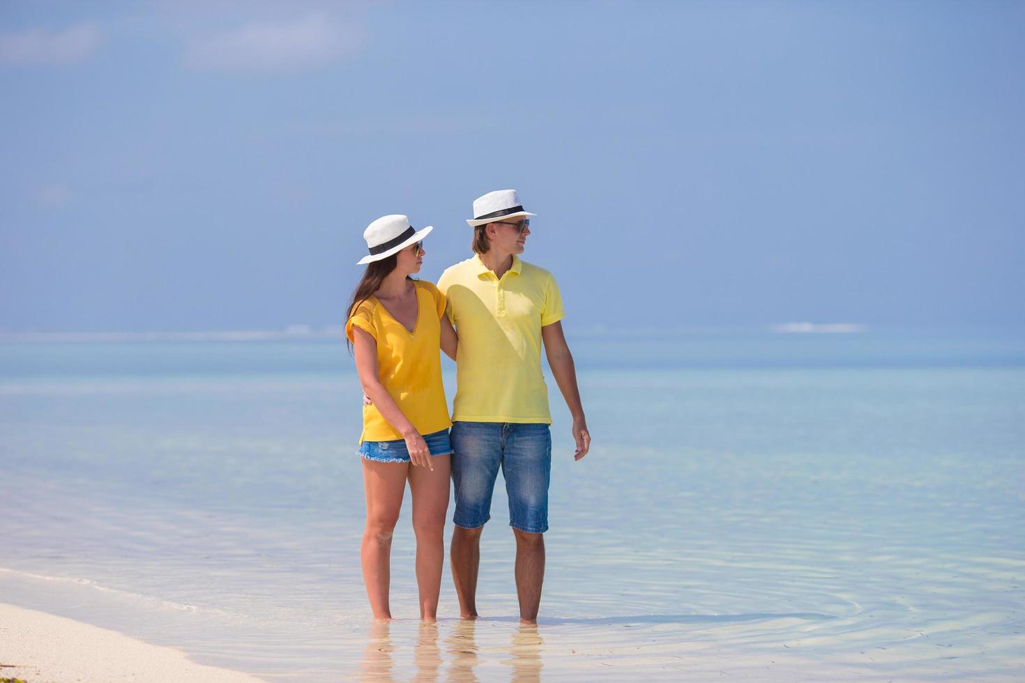 pareja disfrutando de la playa durante el día foto