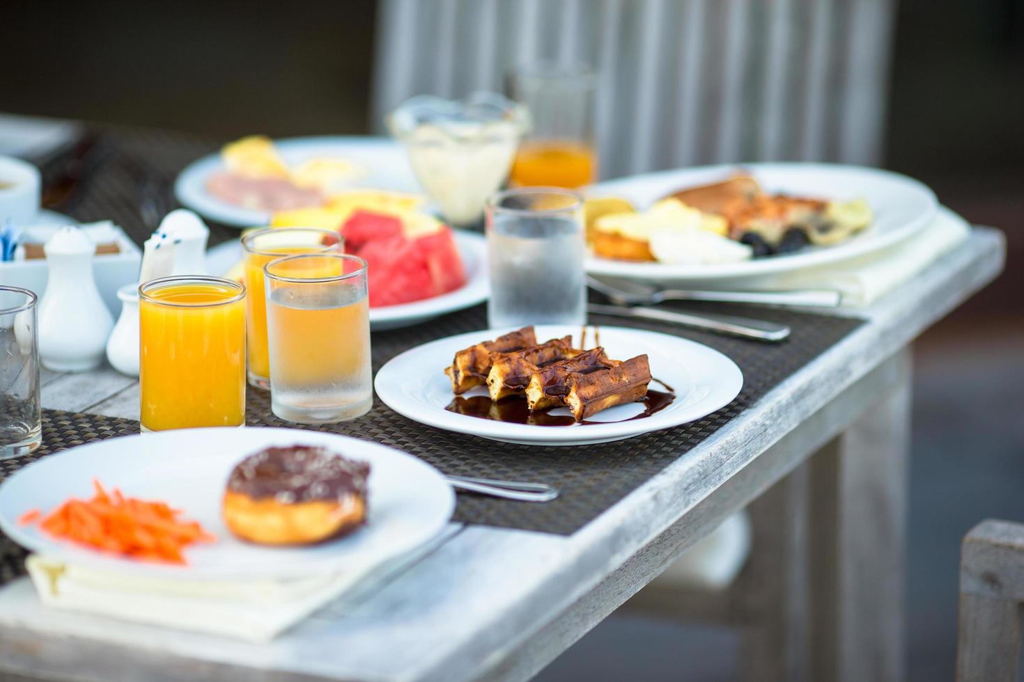 gofres y jugo servidos para el desayuno foto