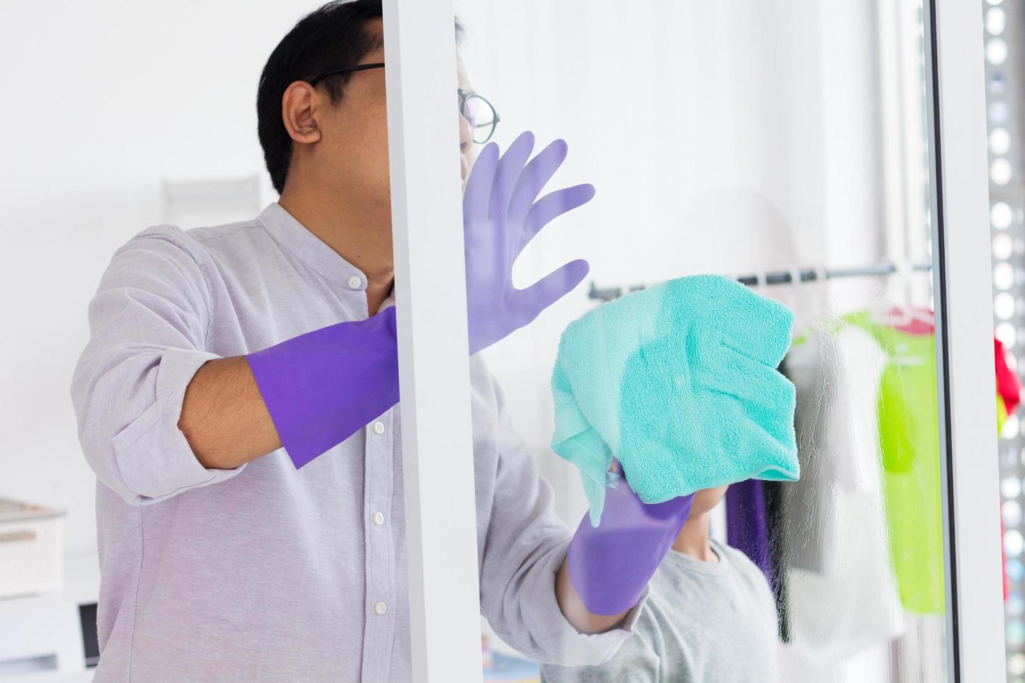 hombre asiático limpiando una ventana foto