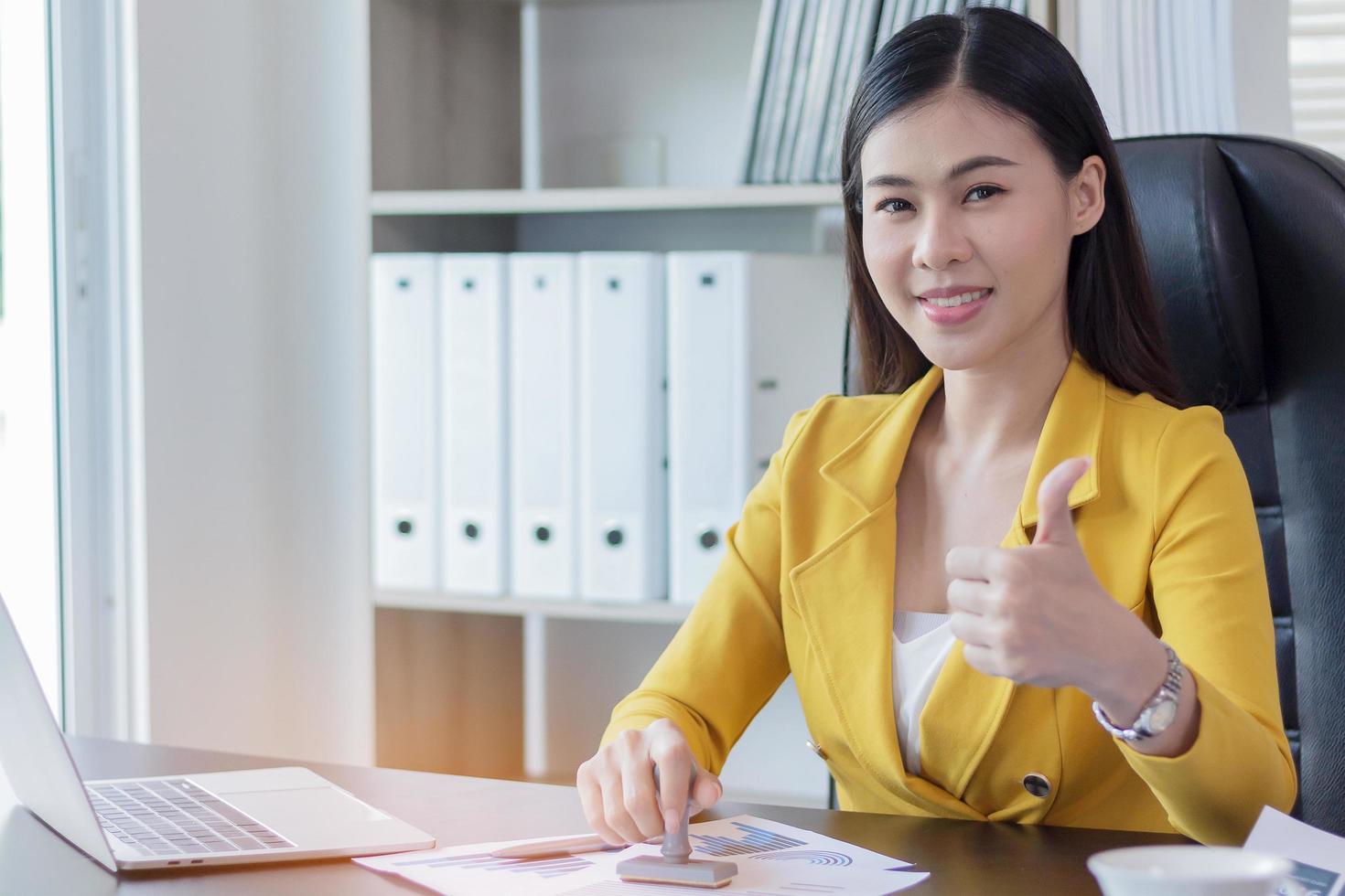 mujer de negocios segura y hermosa foto