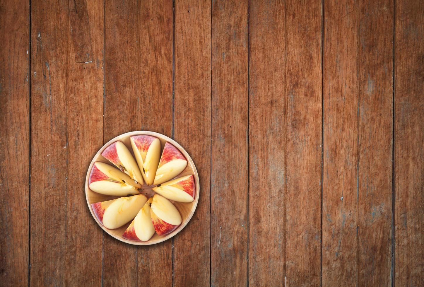 Vista superior de las manzanas en rodajas sobre fondo de madera foto
