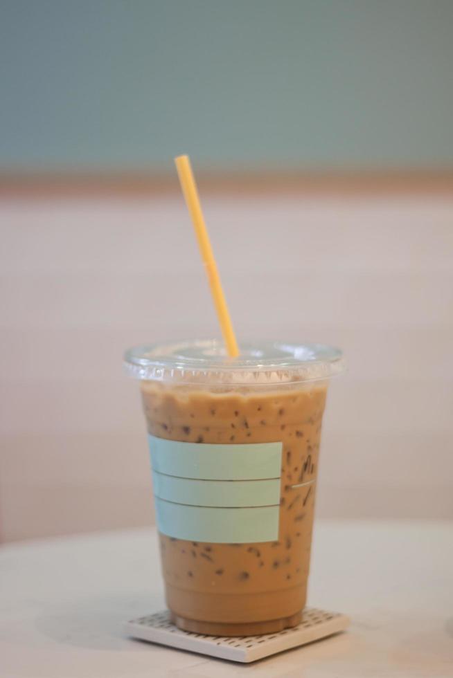 café helado en un vaso de plástico foto