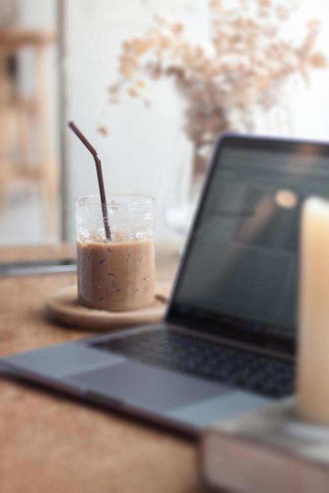 laptop en una cafetería foto